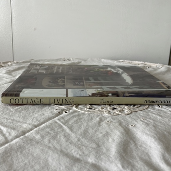 Cottage Living-Designing Comfortable Retreats Book - Picture 2 of 4